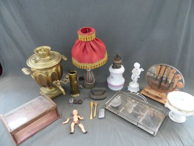 plusieurs objets posés ensemble sur une table