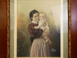 une vieille photo d'une femme tenant un bébé dans ses bras