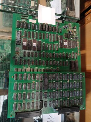 de nombreux composants électroniques exposés dans une vitrine