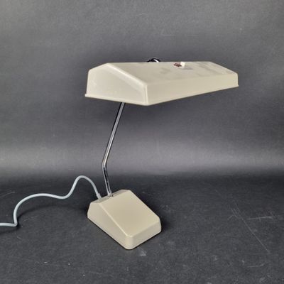 une image représentant une lampe de bureau munie d'un cordon d'alimentation