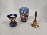deux vases et une cloche posés sur une table
