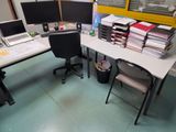 un bureau sur lequel sont posés deux ordinateurs et un ordinateur portable
