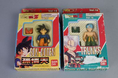 deux boîtes de figurines Dragon Ball posées sur une table