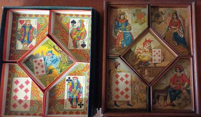 deux boîtes contenant des cartes à jouer, posées sur une table