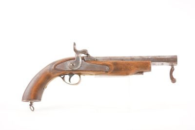 un gros plan d'un pistolet sur un fond blanc avec un fond blanc