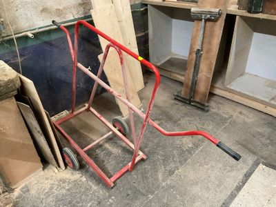 un chariot rouge posé au milieu d'une pièce