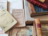 de nombreux livres empilés les uns sur les autres