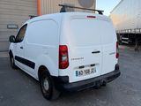 une camionnette blanche garée dans un parking