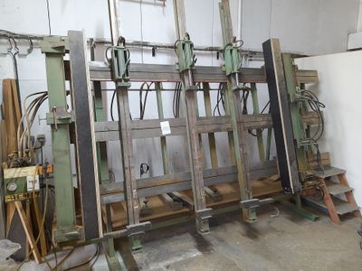 a machine that is sitting in a room with many pieces of wood
