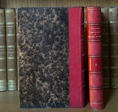 deux livres posés l'un à côté de l'autre sur une étagère