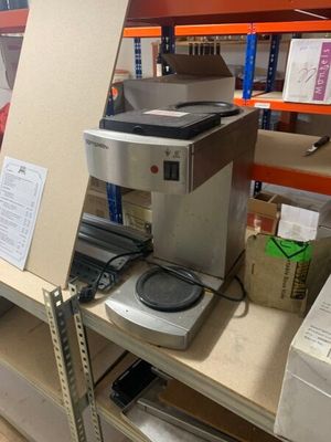 une machine posée sur une étagère dans un magasin