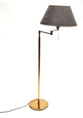 lampe sur pied en laiton avec un abat-jour noir sur fond blanc