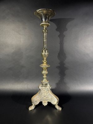 Imposant pique-cierge en métal argenté reposant sur trois pa…