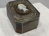 une boîte ancienne en argent ornée du portrait d'une femme de profil