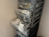 une pile de récipients en plastique posée sur un bureau