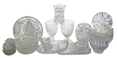 plusieurs morceaux de verre sont disposés sur une surface blanche