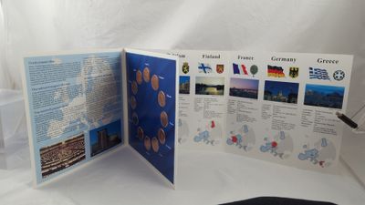 un livre ouvert sur lequel figurent des images de différents pays