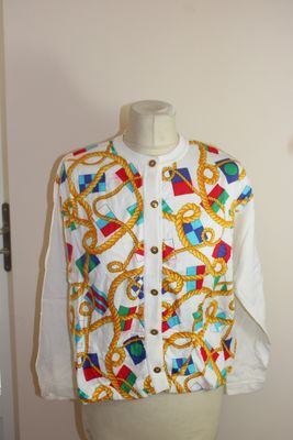 une photo d'un mannequin portant une chemise
