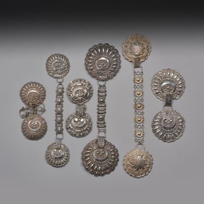 Plusieurs types de bijoux en argent sont présentés sur un fond blanc