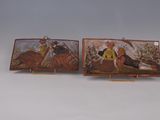 deux petites plaques en bois ornées de peintures sur un fond blanc