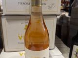 une bouteille de vin posée sur une table à côté d'un carton de vin