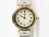 gros plan d'une montre-bracelet sur une surface blanche