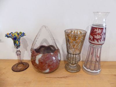 de nombreux vases de toutes sortes sur la table
