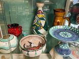 de nombreux vases exposés dans une vitrine
