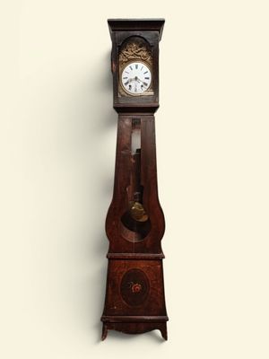 une horloge de parquet accrochée au mur de la pièce