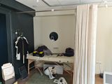 une photo d'une chambre avec un lit et un chien par terre