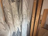 une pièce où il y a plein de vêtements