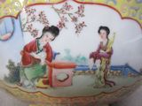 un vase jaune orné d'une peinture représentant deux femmes
