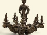 un grand lustre en bronze muni de cinq bougies