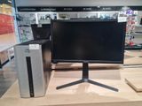 un ordinateur de bureau posé sur une table en bois