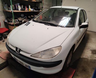 une photo d'une voiture blanche dans un garage