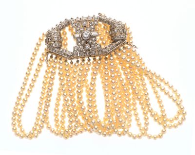 une photo d'une broche en or et diamants ornée de perles