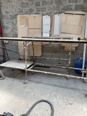 une table sur laquelle sont posés plusieurs cartons