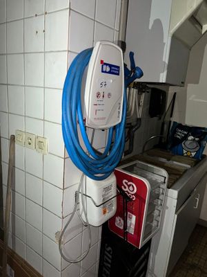 un tuyau bleu fixé à un mur blanc dans une cuisine