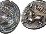 un gros plan d'une pièce de monnaie avec un visage dessus