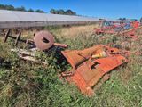 Un vieux tracteur est garé au milieu d'un champ