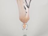 un vase en verre contenant un liquide rose
