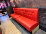 un banc rouge dans un coin d'un restaurant