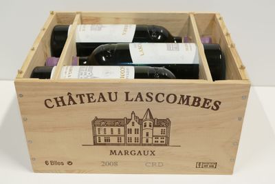 bouteilles de vin dans un coffret en bois sur une surface blanche