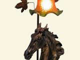 une lampe surmontée d'une tête de cheval