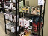 de nombreuses boîtes de nourriture sur les étagères du magasin