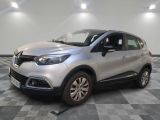 la voiture argentée est garée sur un carrelage à carreaux