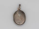 une serrure ancienne en argent ornée d'un motif à pois