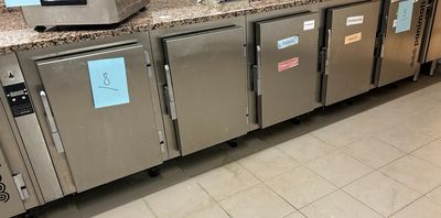 une cuisine équipée de nombreux appareils électroménagers en inox