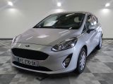 la voiture argentée est garée sur un sol en damier dans le garage