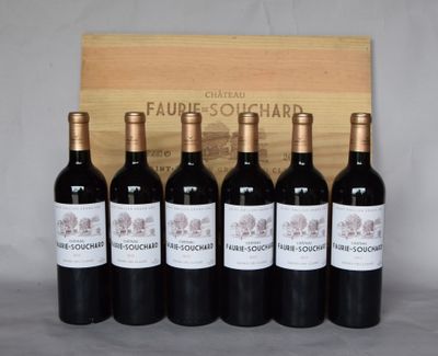 six bouteilles de vin rouge devant une caisse en bois